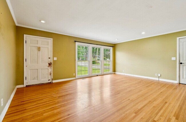 Building Photo - Very large 4 or 5 bedroom ranch in Donelso...