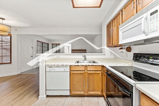 Building Photo - Gorgeous Condo with Washer/Dryer and Central AC