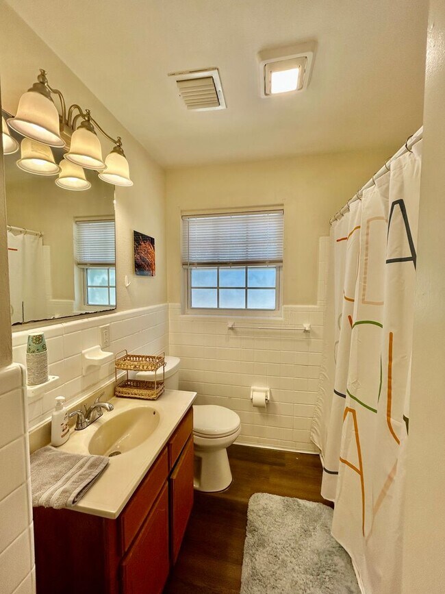 Building Photo - Gorgeous Fully Furnished 3 Bed/2 Bath Home...