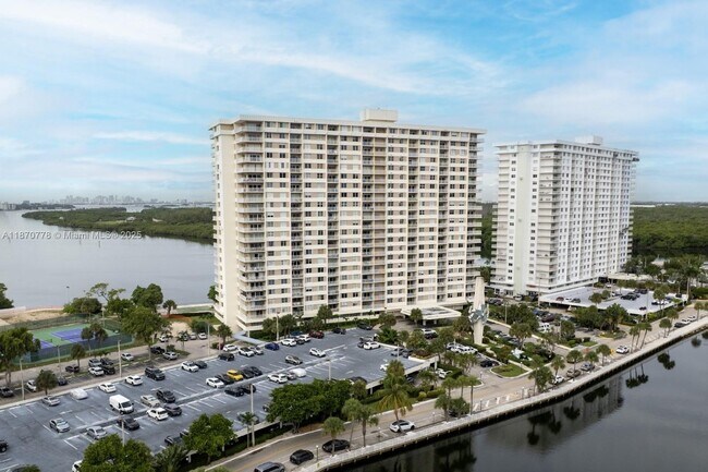 Building Photo - 300 Bayview Dr