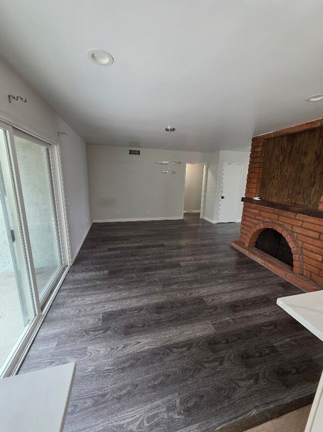 Building Photo - SPACIOUS 4BD/2BA WITH GARAGE, LAUNDRY AND ...
