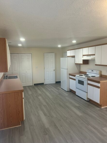 Building Photo - 935 NW Cains Rd