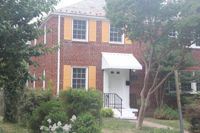 Building Photo - 712 N Oakland St
