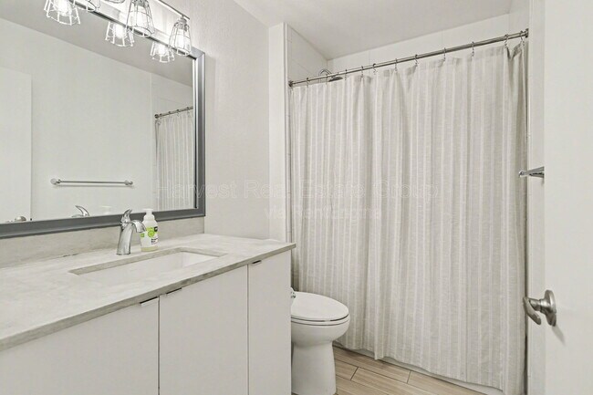 Building Photo - 198 Lakeshore Ct