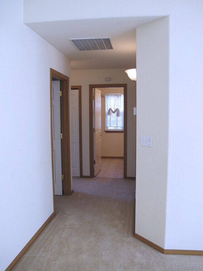 Building Photo - Charming 3 bedroom home w/master suite! Pe...