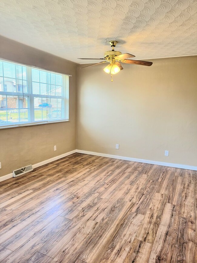 Building Photo - Updated Throughout and Move in ready!!!