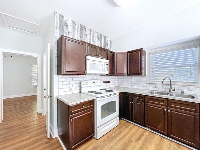 Building Photo - 1/1 in Central Lakeland with a great side ...
