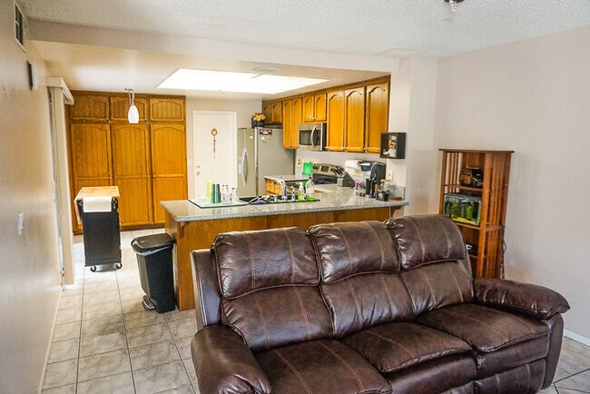 Building Photo - Beautiful 3 bed 2.5 bath Townhome in Orange