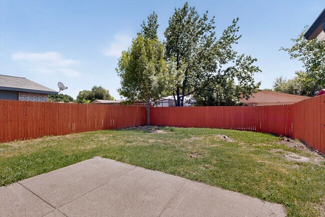 Building Photo - 243 Woodhurst Dr