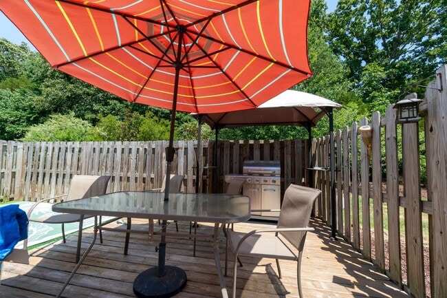 Building Photo - Beautiful townhome in Whitsett NC