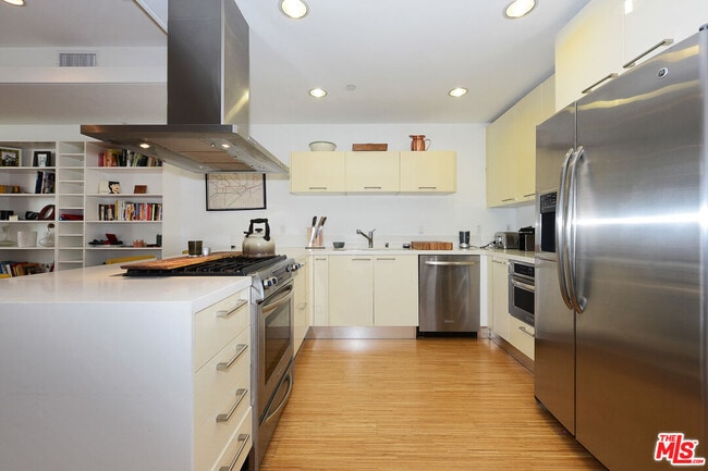 Building Photo - 1140 N Formosa Ave