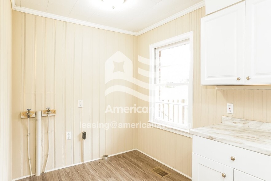 Building Photo - 2306 Redbud Ln