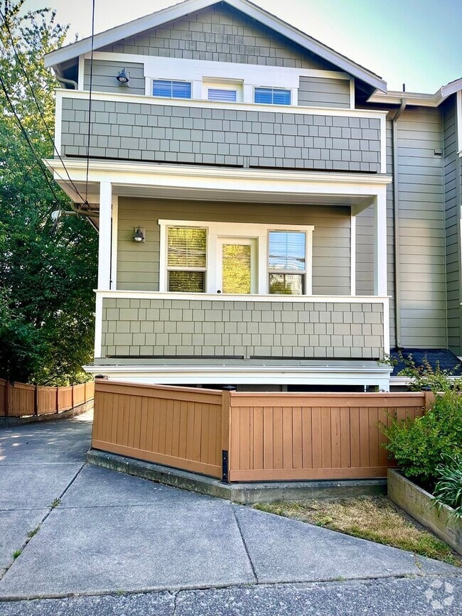 Building Photo - West Seattle Townhouse, Location Location ...
