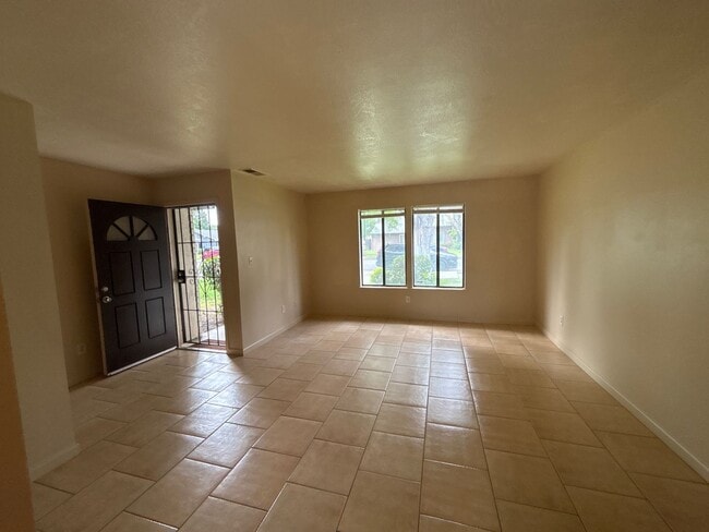 Building Photo - CHARMING 3 BEDROOM 2 BATHROOM SINGLE-STORY IN STOCKTON!