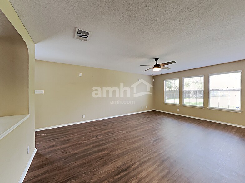 Building Photo - 1303 Range Fld