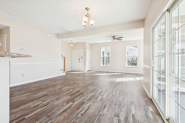 Building Photo - Suffolk Condo- Ready for move in