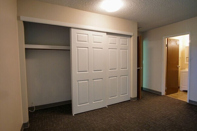 Building Photo - *Holiday Special* Top Floor One Bedroom Near OHSU Ready Early January!