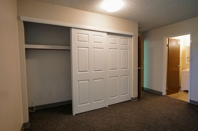 Building Photo - Top Floor One Bedroom Near OHSU Ready Early January!