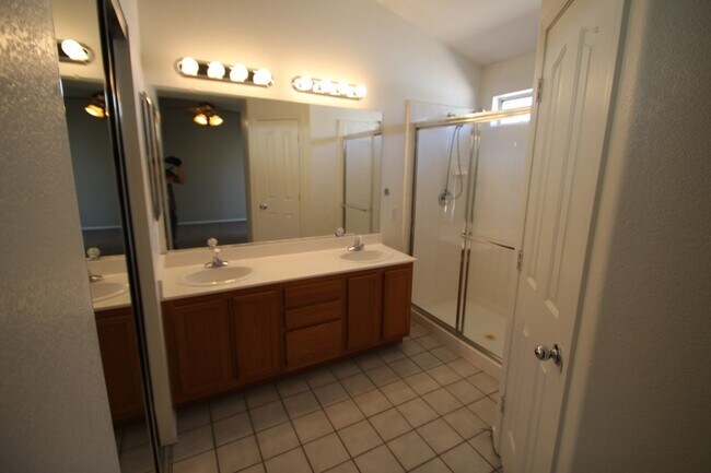 Building Photo - Green Valley area single story home with 3...