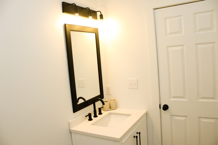 Building Photo - 5015 Reeder St