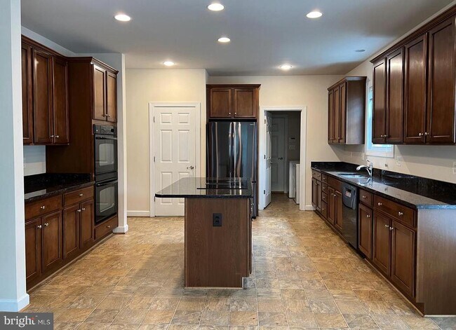 Building Photo - 6930 Westlawn Dr