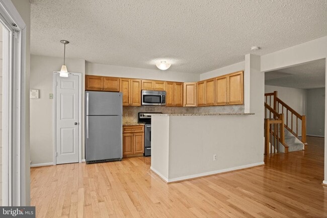 Building Photo - Charming Townhome with Modern Amenities