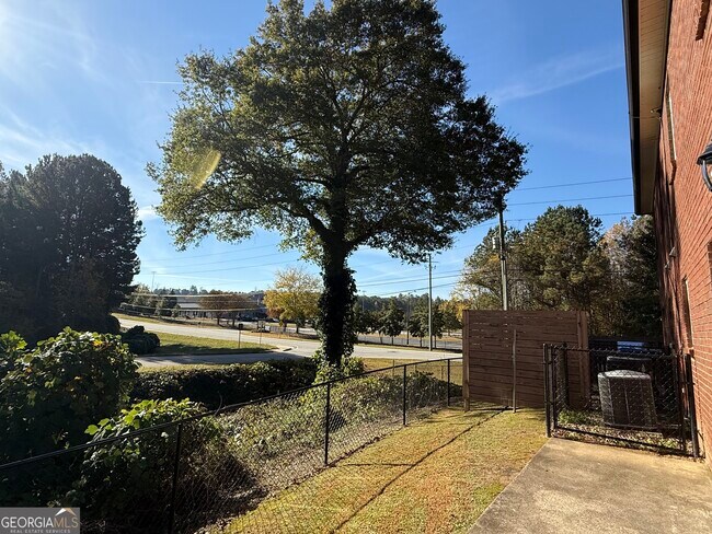 Building Photo - 160 2nd St