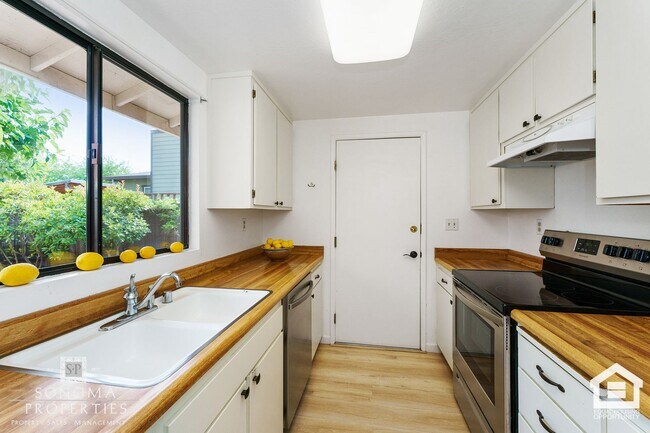 Building Photo - Beautifully Maintained Duplex in Glen Ellen