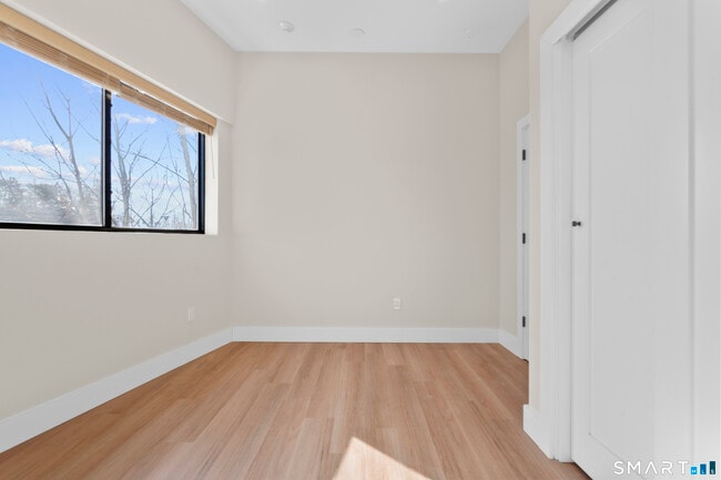 Building Photo - 937 Post Rd