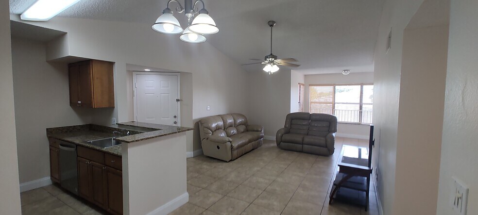 Building Photo - 2846 S University Dr