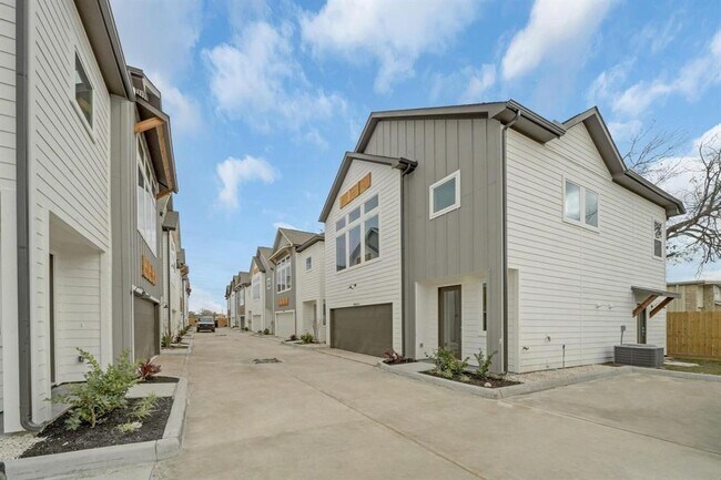 Building Photo - 2504 W Tidwell Rd
