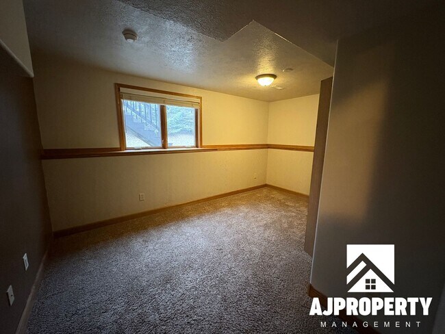 Building Photo - 5509 S Sarmar Ave