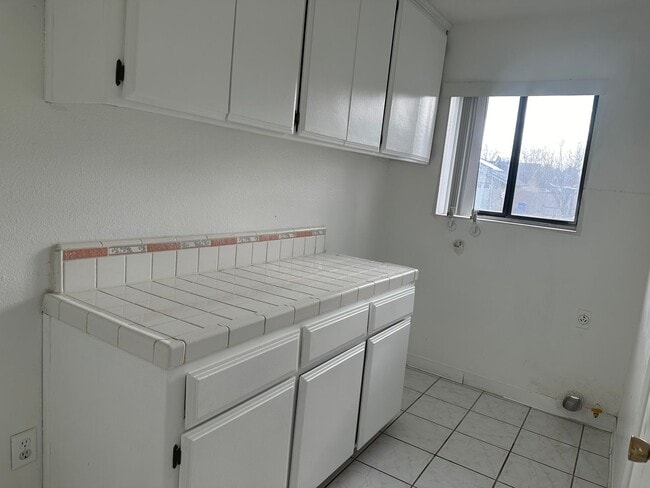 Building Photo - 3+2 In Golden Hills East +Garage!