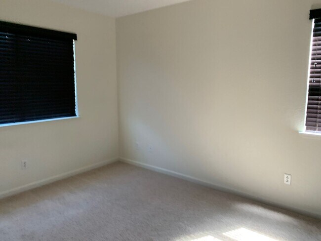 Building Photo - 492 Tilden Cir