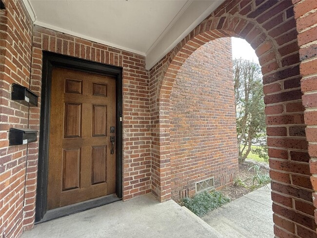 Building Photo - 2311 Wroxton Rd