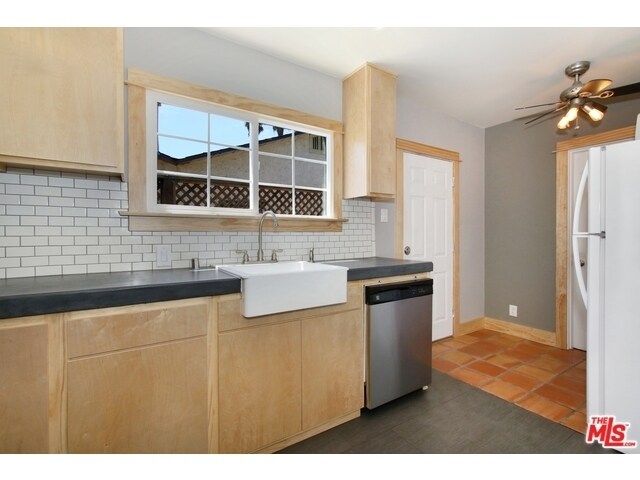 Kitchen with dishwasher fridge - 1876 Ripple St