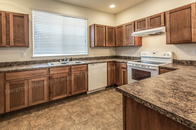 Building Photo - Beautiful 4 Bedroom in Windsor East!