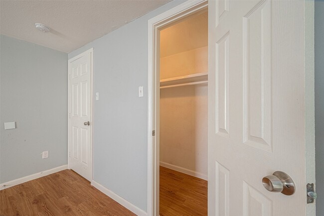 Building Photo - 5619 Willow Glen Dr