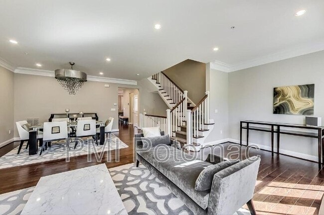 Building Photo - 10821 Symphony Park Dr