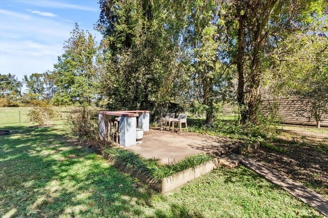 Building Photo - ASK ABOUT FREE RENT! Country Classic with Modern Convenience! Low maintenance!