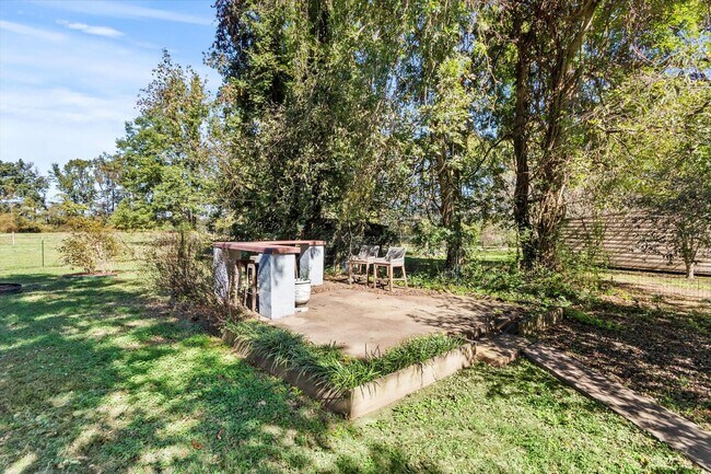 Building Photo - Country Classic with Modern Convenience!