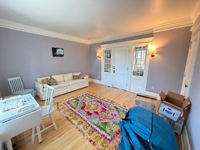 Building Photo - Beautiful 4 Bedroom/2 Bathroom Second Floor Apartment in East Duluth Mansion with Utilities Inclu...