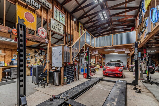 Building Photo - 15569 Crown Oaks Dr