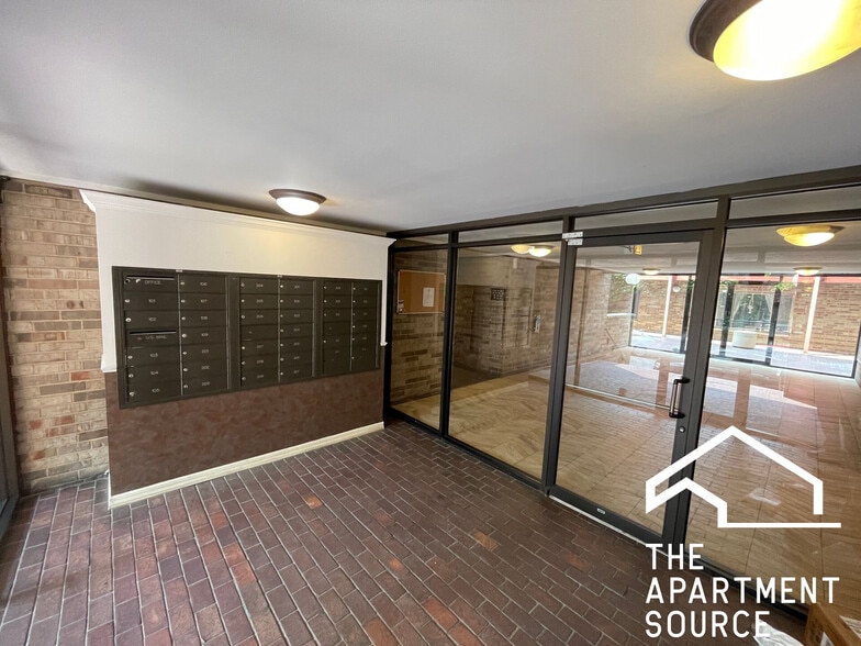 Building Photo - 744 W Gordon Ter