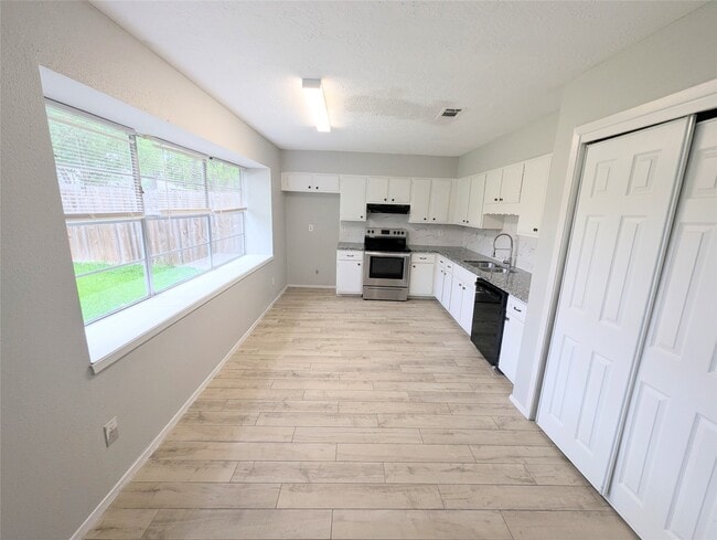 Building Photo - 15267 Morning Dove Dr