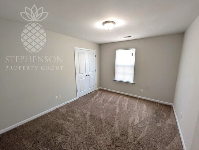 Building Photo - 4 bedroom 2.5 bath