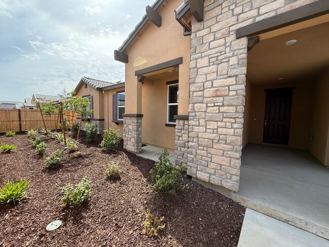 Building Photo - Brand NEW single story home in Hughson!