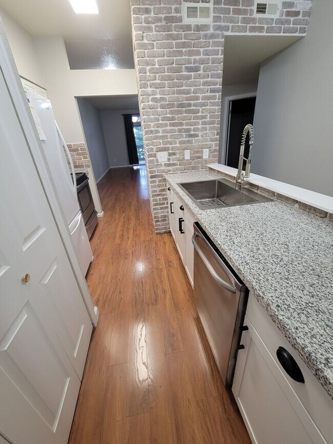 Building Photo - Fabulous Remodeled 2 bedroom , 2 bath Remodeled Condo in Country Club Greens