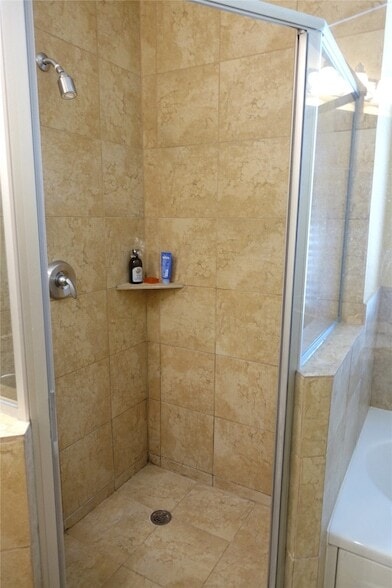 Building Photo - 2105 Lucerne Cove