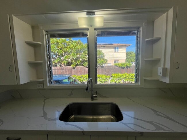 Building Photo - Oneula